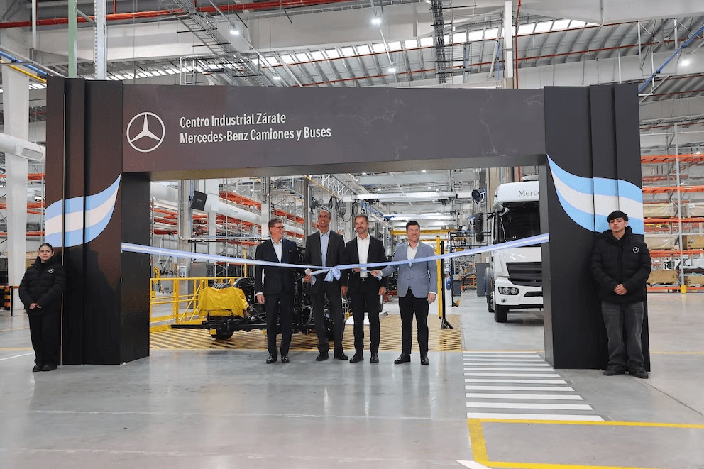 HITO AUTOMOTRIZ: MERCEDES-BENZ INAUGURA EN ZÁRATE SU NUEVA PLANTA DE CAMIONES Y BUSES