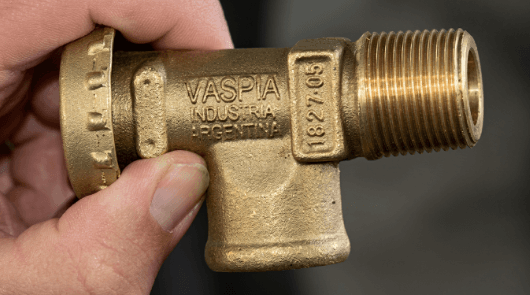 UNA FÁBRICA CERRÓ SUS PUERTAS Y OFRECIÓ SOBRANTES DE BRONCE COMO PARTE DE PAGO A EMPLEADOS